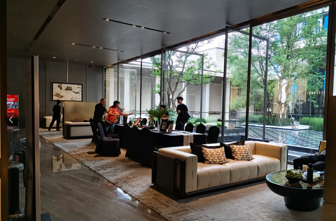 配资知识网 成都楼市“银十”开启：开发商积极推货，有新盘售楼处座无虚席